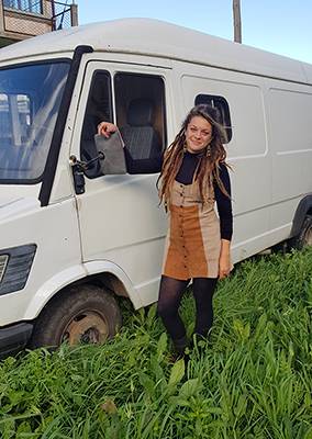 Lana Steiler at Ponte d'Arte in her mobile studio