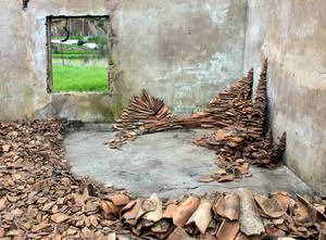 [prɪˈkɛəriəs], an in situ sculpture by Lana Steiler at Ponte d'Arte, 1m40x3m20x2m70